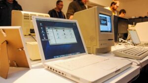 لپ تاپ iBook اپل بعد از دو دهه به‌راحتی به اینترنت مدرن و سرورهای رسمی متصل می‌شود